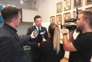 Podpisanie umowy, która pomoże zneutralizować nielegalne składowisko odpadów.