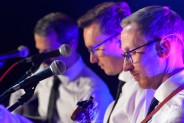 Zbliżenie na sylwestki trzech muzyków zespołu Albo i Nie, podczas nagrywania koncertu w SCK-Bytków