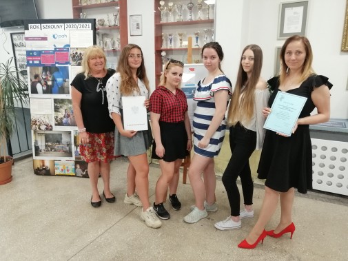 Grupa projektowa z jednym z opiekunów i dyrektor Sylwią Dylus.
