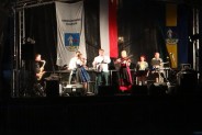 scena z artystami po zmroku