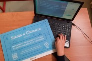 Certyfikat obok laptopa