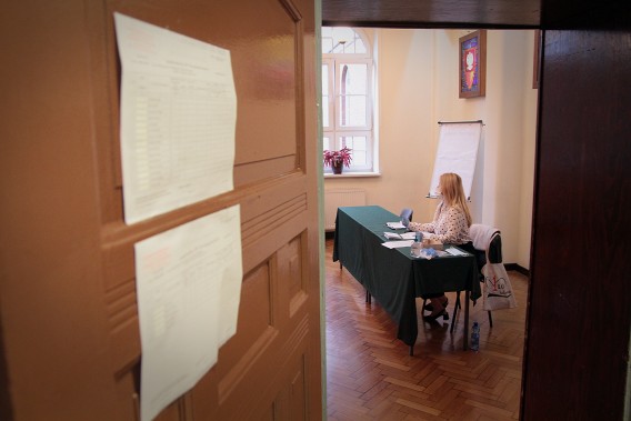 Nauczycielka 1 LO im. Jana Śniadeckiego nadzoruje maturzystów.