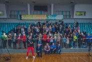 Wspólne zdjęcie pamiątkowe z Mistrzem Olimpijskim. Na pierwszym planie Kajetan Duszyński. Za nim…