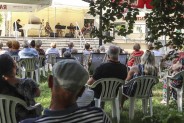 Na zdjęciu publiczność podczas koncertu kwartetu smyczkowego i pianisty na tarasie SCK Zameczek