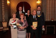 Pamiątkowe zdjęcie pary obchodzacej jubileusz Godów z władzami miasta (14)