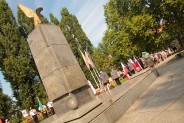Delegacja przedstawicieli Komendy Miejskiej Policji w Siemianowicach Śląskich składa kwiaty przed…