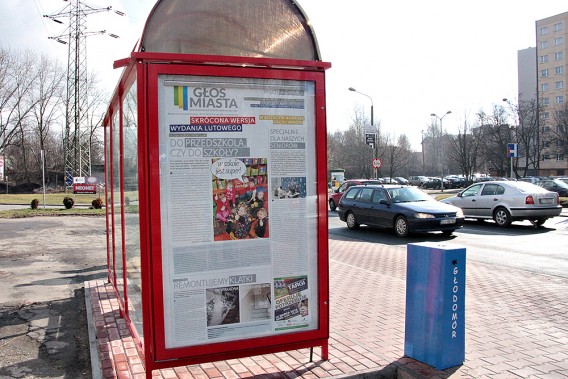 Przystanek autobusowy przy ulicy Kapicy. Plakat reklamujący Głos Miasta