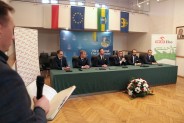Podpisanie umowy, która pomoże zneutralizować nielegalne składowisko odpadów.