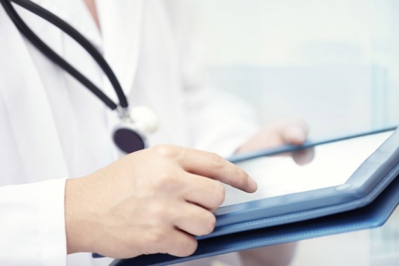 Lekarz trzymający tablet