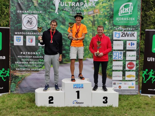 Leszek Małyszek na drugim stopniu podium, a Jakub Śleziak na trzeceij pozycji na podium
