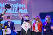 Zofia Sydor wznosi statuetkę pokazując ją do kamery po ogłoszeniu wyników