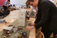 Montaż komputera wykonywany przez informatyków z Meritum