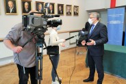 Wojewoda Śląski Jarosław Wieczorek udziela wywiadu telewizyjnego