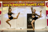 Dwie tancerki cheerleaders podczas wykonywania układu tanecznego