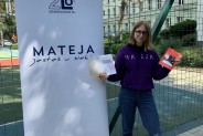 Dziewczyna przy banerze reklamowym szkoły