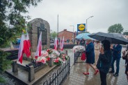 Delegacje Szkół Miejskich składają wieniec przed Pomnikiem Obrońców Kopalni "Michał"