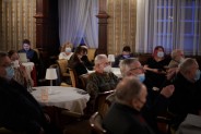Uczestnicy spotkania siedzący przy stolikach
