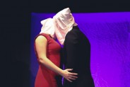 Galeria żywywch obrazów mężczyzna i kobieta odgrywają obraz Rene Magritte Kochankowie
