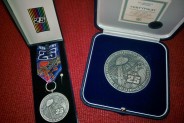 Krzysztof Zyska w Warszawie odebrał okolicznościowy srebrny medal.
