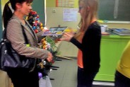 wręczenie nagrody Karolinie Deresińskiej za zajęcie II miejsca w etapie miejskim