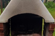 Zdewastowany grill na terenie rekreacyjnym przy ul. Budryka