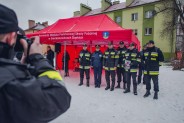 Pokaz siemianowickich strażaków przyciągnął pierwszych sześćdziesięciu wolontariuszy, uczniów…