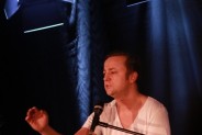Czesław Mozil w trakcie koncertu