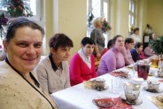 pensjonariuszki Domu Opieki Społecznej w Michałkowicach oglądają przedstawienie jasełkowe pt.…