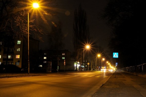 Zaznaczone odblaskami przejścia dla pieszych