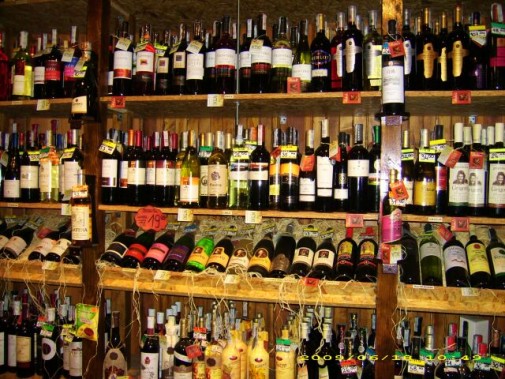 Butelki z alkoholem na półkach