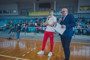 Kajetan Duszyński i Robert Walczak stojący w hali KS „Michał”. Na drugim planie ludzie siedzący…