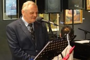 Prof. marek Urbańczyk w scenie kabaretowej