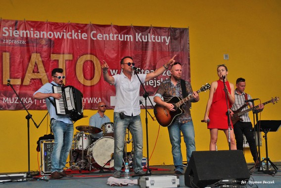 Damian Holecki z zespołem HD Band na scenie sniemianowickiego Amfiteatru