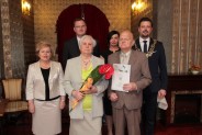 Pamiątkowe zdjęcie pary obchodzacej jubileusz Godów z władzami miasta (16)