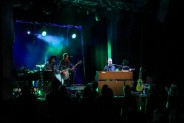 Na scenie SCK- Bytków zespół Sztywny Pal Azji. Szcześcioro muzyków gra koncert. Przed sceną stoją…