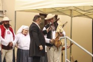Juliusz Ursyn Niemcewicz w rozmowie z góralem w stroju regionalnym z dudami