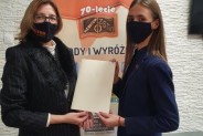 Dyrektor szkoły z uczennicą