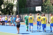 Zawodnicy obu drużyń piłkarskich tuż przed rozpoczęciem meczu