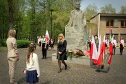 Przedstawicielki MDK im. dr. H. Jordana przy Pomniku Wojciecha Korfantego.
