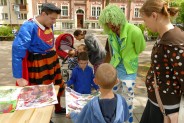 Aktorzy oglądają malunki dzieci