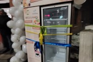 Lodówka w ochraniającej ją drewnianej budce