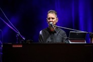 Przy instrumentach klawiszowych wokalista Sztywnego Pala Azji - Leszek Nowak. Gra i śpiewa do…