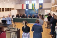 Podpisanie umowy, która pomoże zneutralizować nielegalne składowisko odpadów.