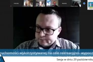 Zrzut ekranu z XXIII sesji Rady Miasta. Widoczny radny Wojciech Matczak.