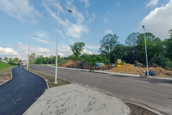 Fragment jezdni, chodnika, ścieżki rowerowej i oświetlenia ulicznego, powstałych w ramach budowy…