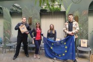 Uczniowie MERITUM z flagą