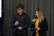 Dwóch prowadzących spotkanie dotyczące zakończenia projektu Erasmus+