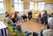 Babcia jednego z uczniów czyta rozdział książki pt. "Pan Kuleczka" (2)