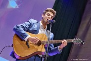 Michał Lech na scenie z gitarą w rękach