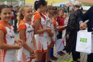 Drużyna dziewcząt HKS na uroczystym zakończeniu turnieju